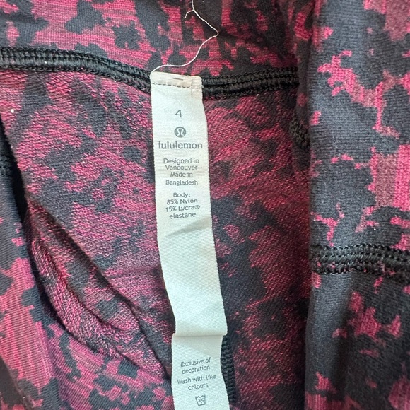 lululemon athletica Maroon and Black Wunder Under cropped sz 4 - Picture 3 of 3